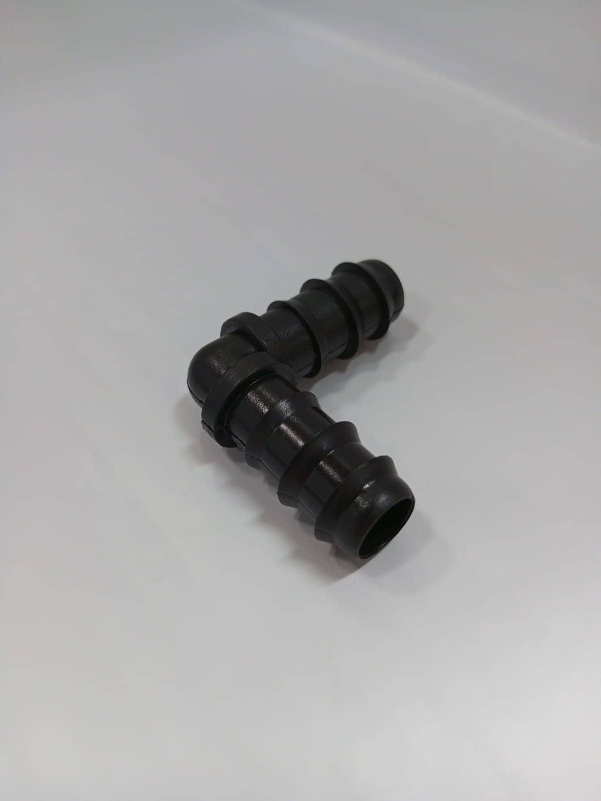 Codo 16mm para Manguera de Riego | Durabilidad